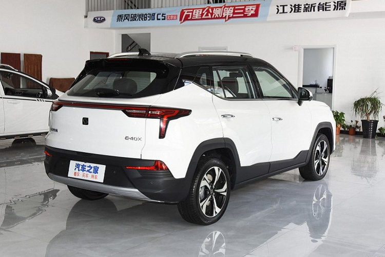 Do vậy, SOL E40X thế hệ mới là một mẫu SUV cỡ nhỏ, áp dụng ngôn ngữ thiết kế gia đình mới nhất của thương hiệu. Nhìn bên ngoài, E40X trong giống hệt với Jiayue X4, với một vài điểm thay đổi như logo trước và sau, nước sơn 2 tông màu và xuất hiện vị trí cắm sạc điện ở trên bánh xe trước thay vì chỗ đổ xăng ở bánh sau.
