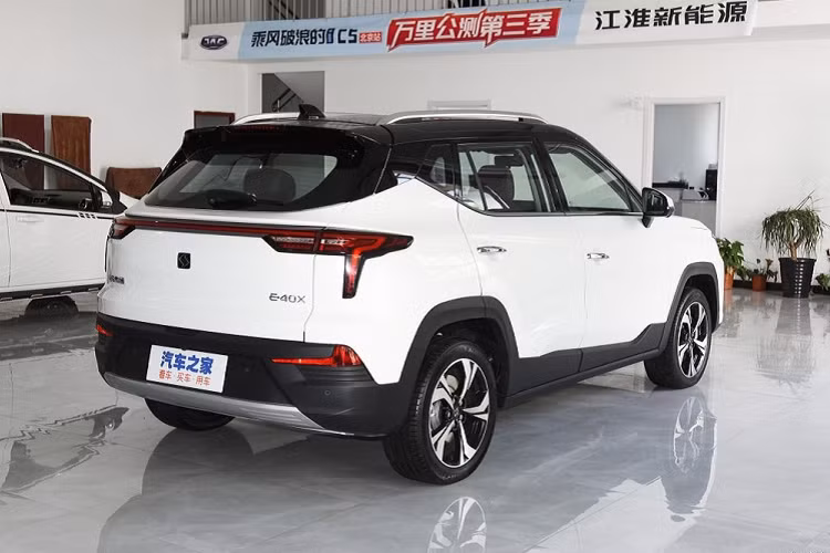 Do vậy, SOL E40X thế hệ mới là một mẫu SUV cỡ nhỏ, áp dụng ngôn ngữ thiết kế gia đình mới nhất của thương hiệu. Nhìn bên ngoài, E40X trong giống hệt với Jiayue X4, với một vài điểm thay đổi như logo trước và sau, nước sơn 2 tông màu và xuất hiện vị trí cắm sạc điện ở trên bánh xe trước thay vì chỗ đổ xăng ở bánh sau.