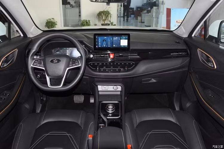 Trên phương diện kích thước, xe sở hữu chiều dài 4.410 mm, rộng 1.800 mm, cao 1.660 mm với trục cơ sở 2.620 mm. Nhờ áp dụng ngôn ngữ thiết kế mới, chiếc xe mang tới cảm giác trẻ trung, thời trang phù hợp với xu hướng hiện tại.