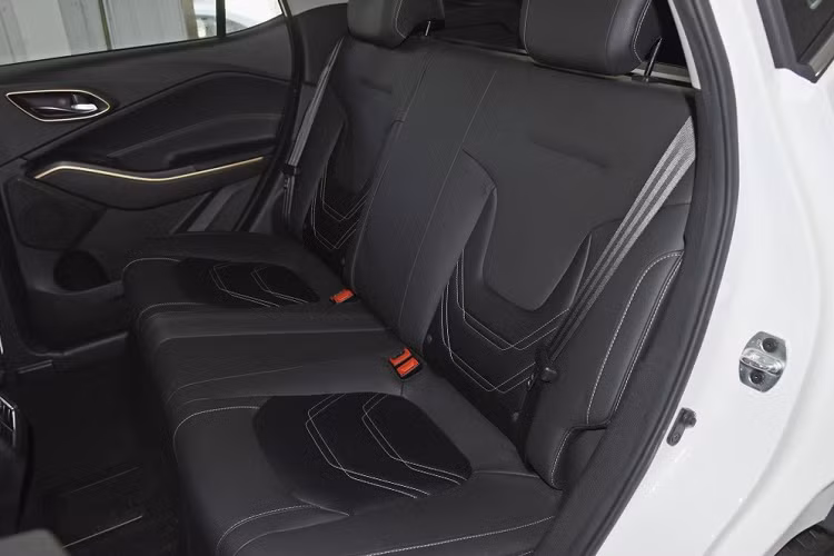 Một điểm trừ là cụm điều khiển nằm dưới màn hình cảm ứng có vẻ hơi nhiều nút bấm trông lạc hậu. Tuy nhiên hàng ghế thứ hai trông có vẻ rộng và dễ chịu