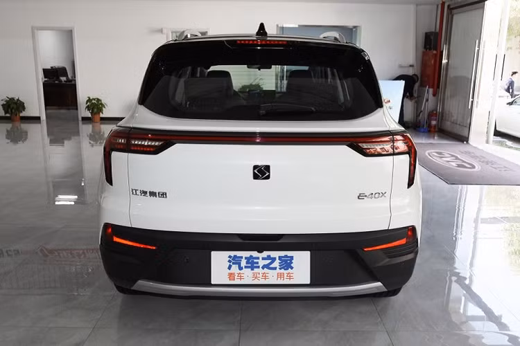 Giá xe SOL E40X chạy điện bán ra từ 129.900 nhân dân tệ (tương đương 446 triệu đồng). Mẫu xe này sẽ chính thức được bán ở thị trường xe Trung Quốc trong tháng tới.