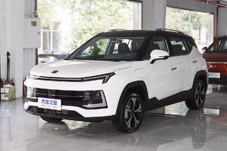 SOL là một thương hiệu xe điện mới vốn được thành lập dưới liên doanh JAC-Volkswagen ở Trung Quốc. Tuy nhiên gần đây, nó đã được chuyển về hẳn dưới lá cờ JAC, và JAC đang nỗ lực lấp đầu danh sách sản phẩm cho nó với đủ dạng xe khác nhau. Một trong số xe đó là SOL E40X chạy điện là một mẫu xe dựa trên JAC Jiayue X4 chạy xăng.