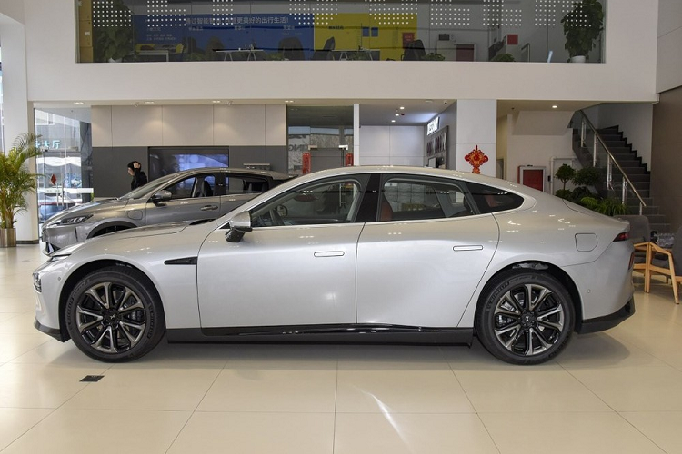 Phía sườn xe nhìn trơn mượt với tay nắm cửa kiểu chìm vào trong. Nhà sản xuất cho biết rằng P7 sẽ có nhiều biến bản khác nhau, nhưng chính xác ra sao thì vẫn chưa rõ. Xpeng P7 sẽ có 3 tùy chọn cự li di chuyển khác nhau gồm 550 km, 650 km và mộ bản 709 km rất ấn tượng.