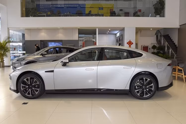 Phía sườn xe nhìn trơn mượt với tay nắm cửa kiểu chìm vào trong. Nhà sản xuất cho biết rằng P7 sẽ có nhiều biến bản khác nhau, nhưng chính xác ra sao thì vẫn chưa rõ. Xpeng P7 sẽ có 3 tùy chọn cự li di chuyển khác nhau gồm 550 km, 650 km và mộ bản 709 km rất ấn tượng.