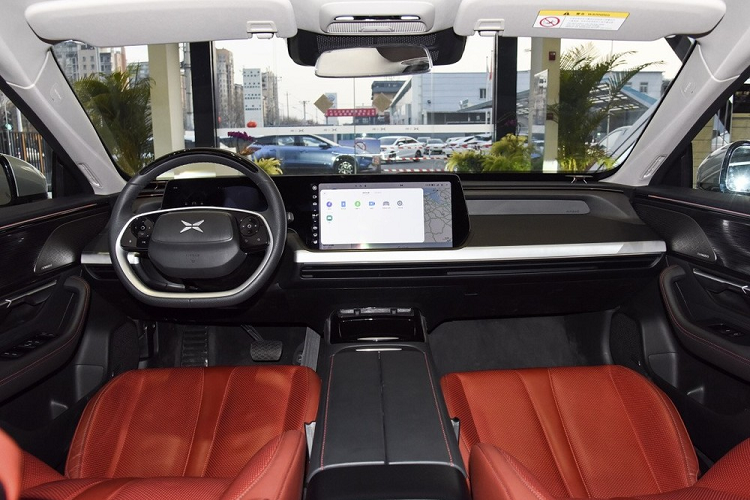 Hệ thống lái của Xpeng P7 trông hiện đại với màn hình lớn. Bên cạnh đó, P7 còn có trang bị XPilot 2.5, tương đương tính năng tự lái Cấp 2.5, trong khi một gói tùy chọn Cấp 3 sẽ ra mắt vào giai đoạn sau của năm nay.