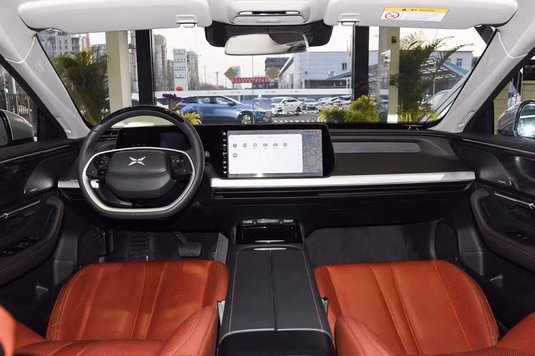 Hệ thống lái của Xpeng P7 trông hiện đại với màn hình lớn. Bên cạnh đó, P7 còn có trang bị XPilot 2.5, tương đương tính năng tự lái Cấp 2.5, trong khi một gói tùy chọn Cấp 3 sẽ ra mắt vào giai đoạn sau của năm nay.