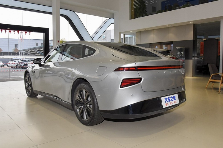 Tương tự phía đầu, phía đuôi xe sedan điện hạng sang Xpeng P7 sở hữu thiết kế gọn, ít nếp gấp và dải đèn mỏng dài.