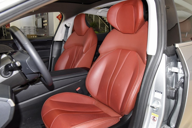 Ghế ngồi trên xe có màu đỏ ấm cúng và sang trọng. Giá xe Xpeng P7 mới sẽ khởi điểm từ 240.000 nhân dân tệ (803 triệu đồng) và lên cao tới 370.000 nhân dân tệ (1,23 tỷ đồng).