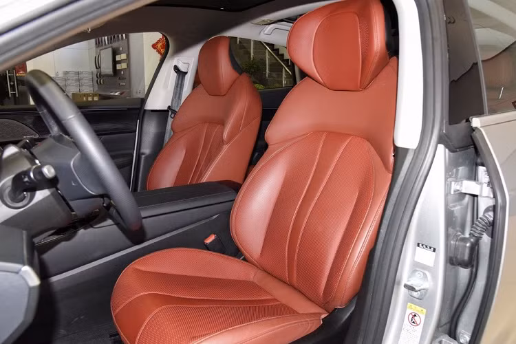 Ghế ngồi trên xe có màu đỏ ấm cúng và sang trọng. Giá xe Xpeng P7 mới sẽ khởi điểm từ 240.000 nhân dân tệ (803 triệu đồng) và lên cao tới 370.000 nhân dân tệ (1,23 tỷ đồng).