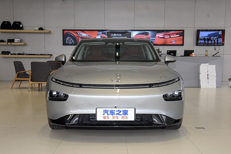 Trực diện đầu xe điện Xpeng P7 trông gọn gàng với dải đèn mỏng kéo dài. Xpeng X7 là đối thủ trực tiếp của Tesla Model 3 với dáng vẻ trơn mượt, kết hợp dải đèn mỏng cả trước và sau. Nội thất của xe có trang bị tới hai màn hình cỡ lớn 12-inch, và ghế ngồi màu đỏ ấm cúng, sang chảnh.