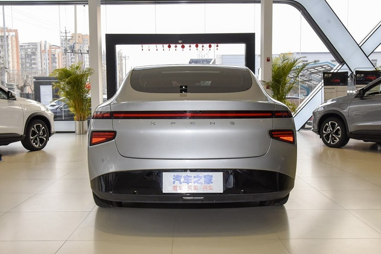 Tuy nhiên, người mua sẽ chỉ có 2 tùy chọn hệ dẫn động mà thôi bao gồm hệ dẫn động bánh sau với 267 mã lực và 390 Nm mô-men xoắn cực đại, hoặc là hệ dẫn động 4 bánh với 430 mã lực và 660 Nm mô-men xoắn cực đại. Phiên bản dẫn động 4 bánh có thể gia tốc từ 0-100 km/h trong 4,3 giây. Cụm pin chính có dung lượng 88,25 kWh trong mọi biến bản.