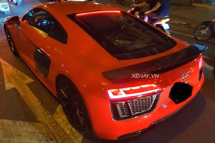 Ngoài ra, xe có một vài cập nhật đáng chú ý khác như các nan cửa hốc gió cỡ lớn dưới cặp đèn pha ở dạng dựng đứng thay vì nằm ngang như cũ, giúp tăng cường tính khí động học, nắp ca-pô với 2 đường gân dập nổi khoẻ khoắn, lưới tản nhiệt hình lục giác sơn xám, vỏ gương chiếu hậu sợi carbon...Chỉ với những tinh chỉnh nhỏ, Audi R8 V10 Plus đỏ rực đã trông hiện đại và mới mẻ hơn đáng kể.