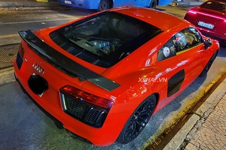 Phía sau siêu xe Audi R8 của Phan Thành cũng gây ấn tượng với những đường nét mạnh mẽ, cánh gió sợi carbon cùng những khe khuếch tán bên dưới cản sau. Đặc biệt, Audi còn trang bị cho xe hệ thống ống pô cải tiến với tiếng pô có thể thay đổi tùy thuộc chế độ lái.