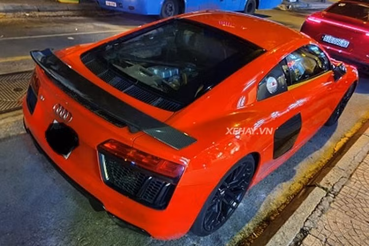 Phía sau siêu xe Audi R8 của Phan Thành cũng gây ấn tượng với những đường nét mạnh mẽ, cánh gió sợi carbon cùng những khe khuếch tán bên dưới cản sau. Đặc biệt, Audi còn trang bị cho xe hệ thống ống pô cải tiến với tiếng pô có thể thay đổi tùy thuộc chế độ lái.
