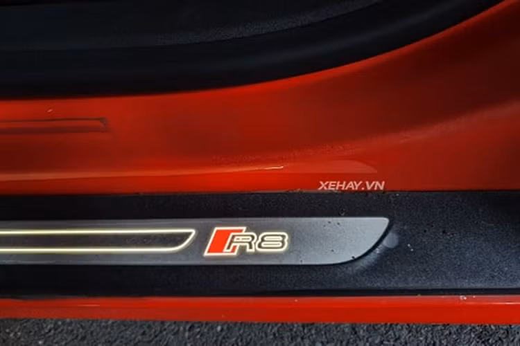 Audi R8 V10 Plus còn sở hữu bộ vành đa chấu khỏe khoắn kích thước 20 inch được sơn đen bóng, đi kèm kẹp phanh màu ghi xám chính hiệu, các bánh xe được bọc trong bộ lốp cực mỏng giúp tăng khả năng bám đường.