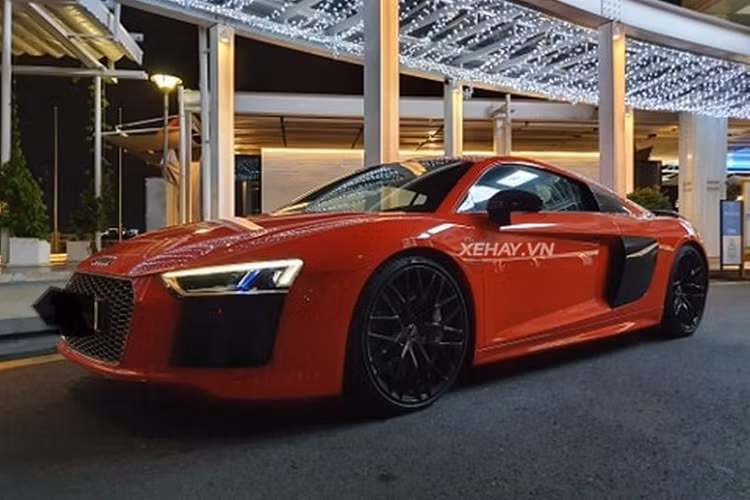 Vì chia sẻ chung nền tảng thân xe với Lamborghini Huracan, Audi R8 V10 Plus cũng sử dụng khối động cơ hút khí tự nhiên V10 FSI 5.2 lít, kết hợp hộp số tự động ly hợp kép 7 cấp cho công suất 602 mã lực, xe có khả năng tăng tốc từ 0 - 100 km/h trong 3,2 giây, nhanh hơn người tiền nhiệm 20%, vận tốc cực đại 330 km/h.