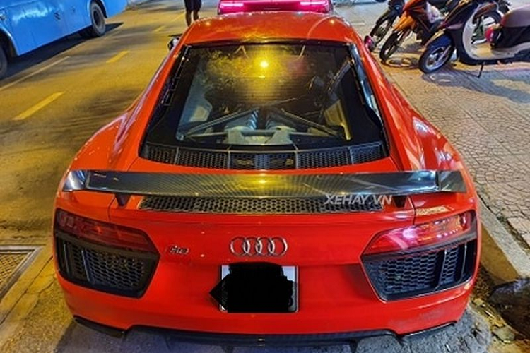 Thời điểm mới ra mắt tại Việt Nam, giá xe Audi R8 V10 Plus lên tới gần 13 tỷ đồng. Tuy nhiên, sau khoảng hơn 3 năm có mặt hiện mẫu xe này có giá bán trên thị trường xe cũ khoảng dưới 10 tỷ đồng.