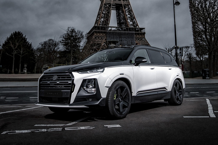 Bình thường, thiết kế của Hyundai SantaFe thế hệ mới đã khá ổn. Bản độ mới của Carlex chỉ tăng thêm dáng thể thao cho SUV với bộ body kit thửa riêng.