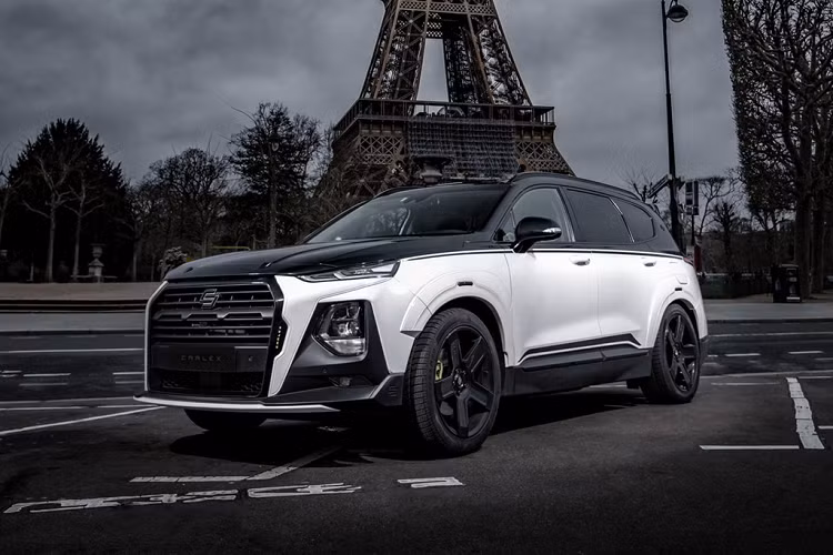 Bình thường, thiết kế của Hyundai SantaFe thế hệ mới đã khá ổn. Bản độ mới của Carlex chỉ tăng thêm dáng thể thao cho SUV với bộ body kit thửa riêng.