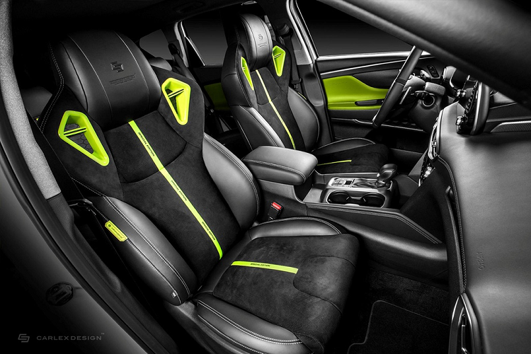 Nhiều chi tiết trang trí tương phản cũng xuất hiện trên ghế, ốp cửa và vô lăng. Vô lăng được bọc da và chất liệu Alcantara tăng độ bám và khả năng điều khiển.