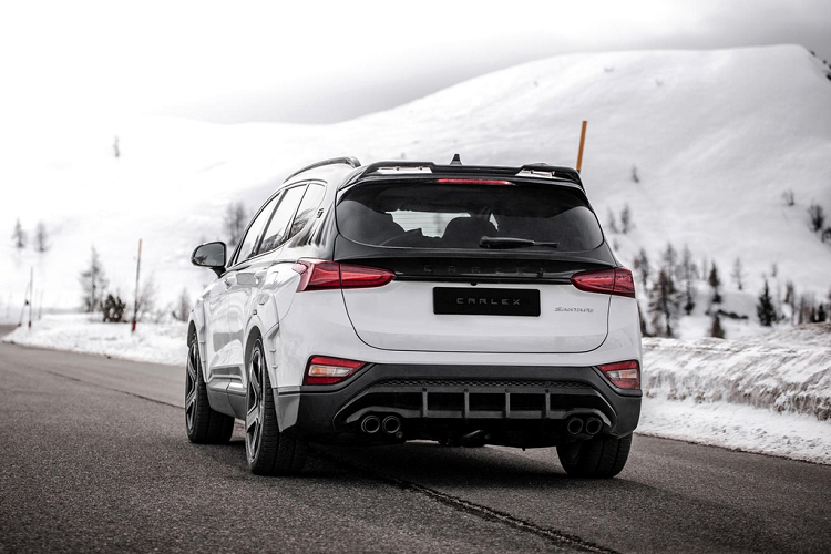 Bản độ Carlex Urban Edition sử dụng bộ mâm hợp kim 20 inch tăng thêm vẻ hầm hố cho Hyundai SantaFe. Phần thân trên được sơn đen tương phản với phần phía dưới.