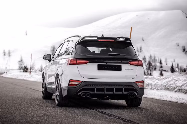 Bản độ Carlex Urban Edition sử dụng bộ mâm hợp kim 20 inch tăng thêm vẻ hầm hố cho Hyundai SantaFe. Phần thân trên được sơn đen tương phản với phần phía dưới.