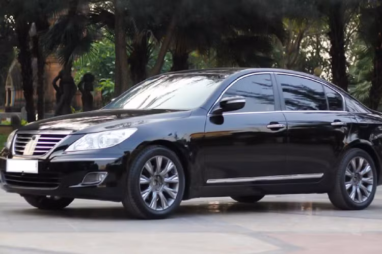 Thế hệ thứ 1 (BH) của dòng xe sang Hyundai Genesis (thế hệ mới ngày nay còn gọi là Genesis G80) được đưa về Việt Nam khá nhiều tại thời điểm cách đây hơn 10 năm. Tuy nhiên, rất ít xe được trang bị full “đồ chơi” options như chiếc Genesis BH380 có gói trang bị “Vippack” này.