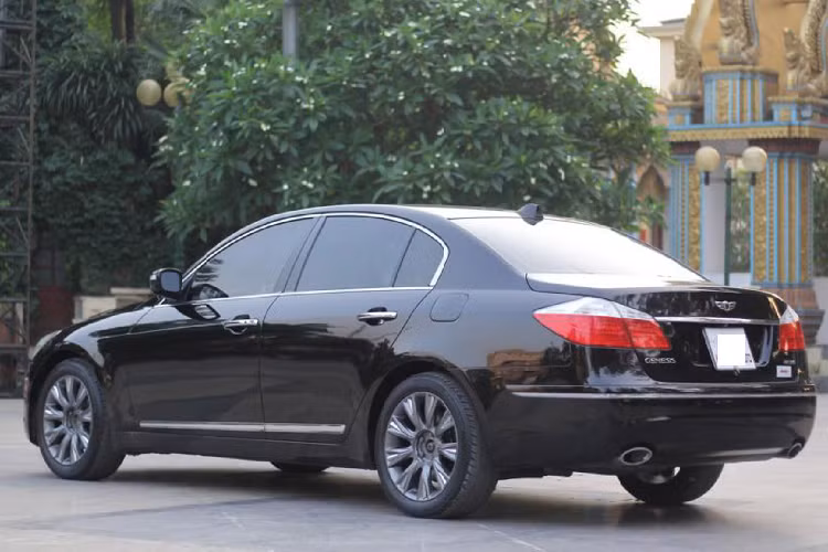 Dẫu vậy, có thể nói đây là mẫu xe kén khách, vì không phải ai cũng dám sử dụng một chiếc xe sang thương hiệu ít người dùng hơn 10 năm tuổi này tại Việt Nam. Khi trở ngại lớn nhất chính là phụ tùng thay thế khó kiếm, phải chờ nhập về vì không có sẵn như lựa chọn xe Đức và Nhật.