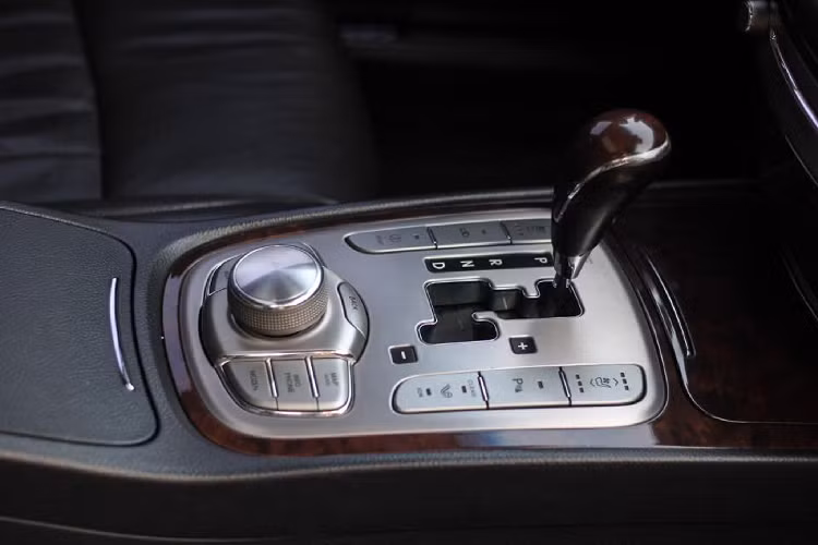 Phiên bản cao cấp này được trang bị dàn âm thanh từ thương hiệu Lexicon sử dụng 17 loa và một kênh 12-amplifier công suất 528W, hệ thống âm thanh giải trí đầy đủ đầu CD/DVD/MP3, kết nối Bluetooth, cửa sổ trời và hơn nữa... Trang đồ chơi là một thế mạnh giúp Hyundai Genesis BH380 dễ dàng chinh phục các khách hàng ưa thích trải nghiệm.