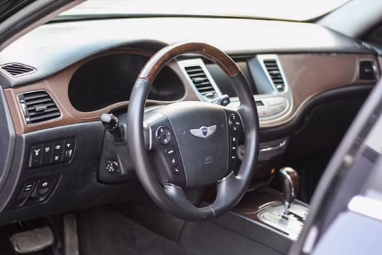 Dẫu vậy, Hyundai Genesis BH vẫn được đánh giá cao ở trang bị nội thất tập trung tối đa vào trải nghiệm cho người dùng, đi kèm với giá bán hấp dẫn so với các lựa chọn từ Đức hay Nhật. Ngày nay, thế hệ mới của dòng Hyundai Genesis - Genesis G80 hoàn toàn mới đã thay đổi rất nhiều, nó đã và đang thu hút sự quan tâm lớn từ truyền thông và người yêu xe