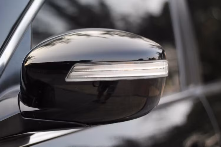 Có thể nói, những sản phẩm ban đầu của thương hiệu Genesis chưa đủ tạo nên sự đột phá và mang tính nhận diện thương hiệu như ngày nay. Thiết kế của Hyundai Genesis BH mang nhiều nét trung tính, tương đồng với các mẫu xe sedan của Mercedes-Benz hay Lexus thời bấy giờ, bản thân dòng xe Hyundai Genesis vốn đã nhận được khá nhiều khen chê, “dìm hàng”, tranh cãi khi nó được mang lên so sánh với xe sang của Nhật và Đức.