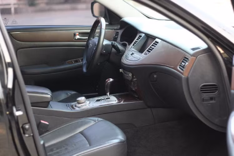 Nội thất Hyundai Genesis BH380 khá rộng rãi, sử dụng vật liệu cao cấp, trang bị nhiều tiện nghi giải trí và hỗ trợ lái tối ưu cho người dùng như: gương chiếu hậu chống chói, tất cả ghế ngồi bọc da sang trọng có bệ tỳ tay cho hàng ghế trước/ sau, ghế lái chỉnh điện có nhớ vị trí, ghế phụ điều chỉnh điện đa hướng có sấy ghế.