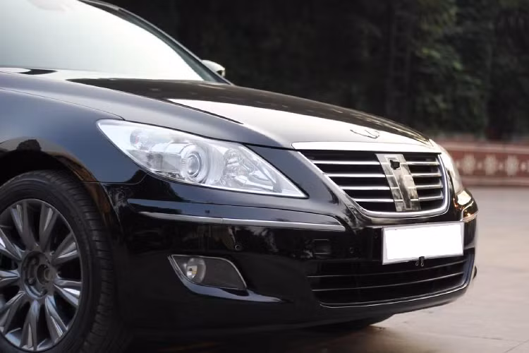 Hyundai Genesis BH380 đời 2009 sử dụng động cơ V6 dung tích 3.8 lít (Lambda-II MPi) cho công suất tối đa 290 mã lực tại vòng tua 6.200 vòng/phút, và mô-men xoắn cực đại 358Nm tại vòng tua 4.500 vòng/phút. Sử dụng kết hợp với hộp số tự động 6 cấp (6AT). Đặc biệt, Genesis BH380 sử dụng hệ thống treo khí nén khá “xịn xò”, có thể điều chỉnh độ cao khoảng sáng gầm bằng nút bấm.