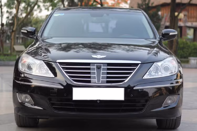 Được biết vào năm 2009, giá xe Hyundai Genesis BH380i vào khoảng 120.000 USD (theo tỷ giá cách thời bấy giờ) khi đóng đủ các loại thuế phí, đây là một mức giá không hề rẻ. Sau hơn 10 năm sử dụng, chiếc xe này đang được chào bán với giá 780 triệu đồng, ngang tầm giá của một chiếc sedan hạng C phổ thông.