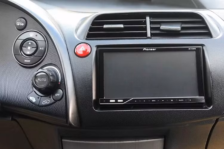 Là một dòng xe dành cho thị trường châu Âu, Civic Hatchback được thiết kế theo thị hiếu của thị trường này với ngôn ngữ thiết kế đơn giản và hiện đại. Phần đầu xe dùng lưới tản nhiệt mạ crôm sáng bóng nối liền cụm đèn pha góc cạnh.