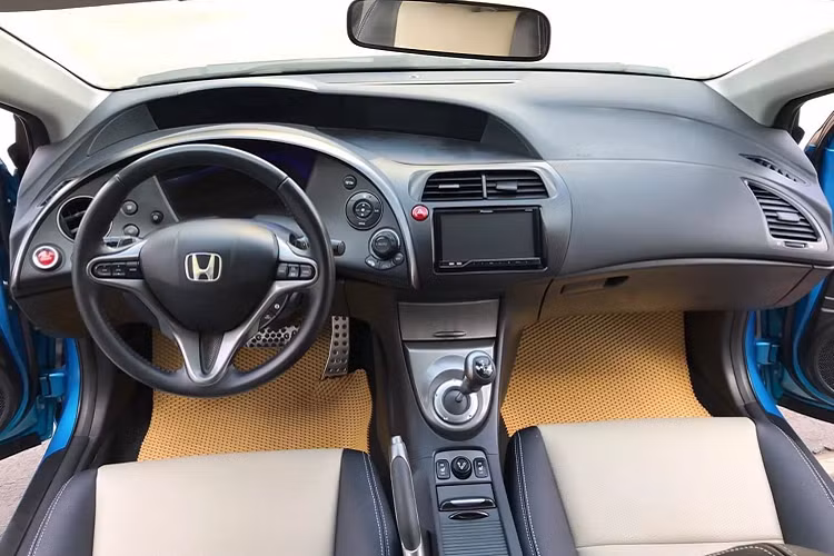 Mẫu xe Honda Civic nhập khẩu này sở hữu kích thước DxRxC lần lượt: 4.255 x 1.755 x 1.461mm đi cùng với chiều dài cơ sở 2.639mm. Tay nắm cửa được tích hợp vào vị trí cột C như mẫu Nissan Juke