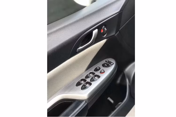 Phần đuôi xe tích hợp cụm đèn hậu to trải dài nối liền nhau. Trang bị cản sau tích hợp ống xả kép cân đối hai bên. Nắp cửa cốp kính được thiết kế một cách khéo léo tạo hình cánh lướt gió thể thao. Tổng thể chiếc hatback đi kèm với “dàn chân” lắp bộ mâm 5 chấu kích thước 17 inch (225/45 R17), xe sử dụng phanh đĩa trước/sau.