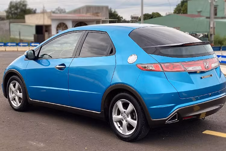 Nội thất Civic hatchback tập trung vào người lái, khi bảng điều khiển trung tâm đặt hơi nghiêng về phía người lái. Cụm đồng hồ hỗ trợ lái được chia 2 tầng, đồng hồ hiển thị các thông số về tốc độ ở phía trên. Các nút bấm được bố trí đơn giản thành nhiều cụm hình tròn phía bên phải người lái. Ở phía sau, hàng ghế có đủ chỗ cho 3 hành khách và hệ thống ghế “Magic Seats” cho phép điều chỉnh băng ghế, đồng thời có thể gập lại với tỷ lệ 60:40. Vô lăng tích hợp thêm lẫy chuyển số thể thao, ghế ngồi bọc da, khởi động bằng nút bấm, cảm biến hỗ trợ đỗ xe,...