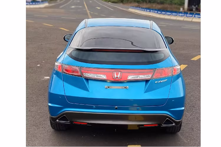 Cụ thể hơn, chiếc xe này thuộc Honda thế hệ Civic thứ 8, thuộc biến thể Civic hatchback của thị trường châu Âu và được sản xuất tại Swindon, Anh Quốc với tổng cộng 2 biến thể hatchback 3 cửa và 5 cửa. Là phiên bản dành riêng cho thị trường châu Âu, Civic hatchback 5 cửa sở hữu kiểu dáng thiết kế, động cơ và hệ thống treo khác với phiên bản bán ở thị trường quê nhà Nhật Bản và thị trường Mỹ.