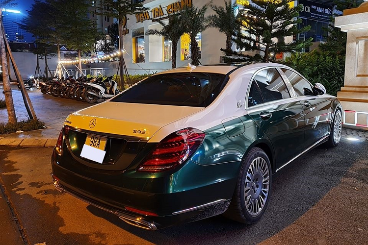Chiếc xe sang Mercedes-Benz S-Class độ "full bài" Maybach nhìn từ phía đầu xe khá đẹp mắt. Phần đuôi xe của chiếc Mercedes-Benz S-Class ở tỉnh Bắc Giang lúc còn gắn logo Mercedes-Maybach S600.