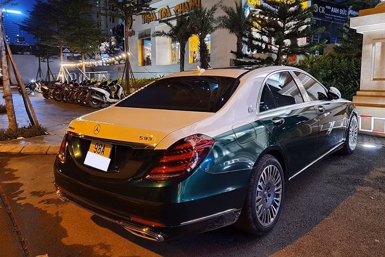 Chiếc xe sang Mercedes-Benz S-Class độ "full bài" Maybach nhìn từ phía đầu xe khá đẹp mắt. Phần đuôi xe của chiếc Mercedes-Benz S-Class ở tỉnh Bắc Giang lúc còn gắn logo Mercedes-Maybach S600.