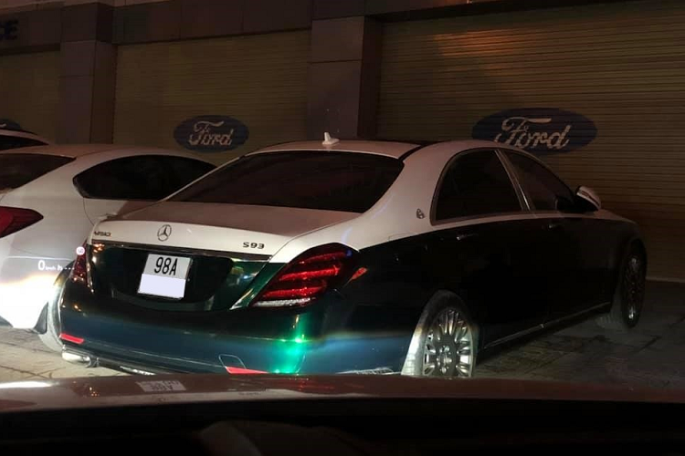 Chiếc xe sang Mercedes-Benz S-Class độ "full bài" siêu sang Mercedes-Maybach S-Class ở Bắc Giang này còn được chủ nhân đầu tư cho bộ áo hai màu là xanh lá ở nửa thân dưới và nửa thân trên là màu trắng rất đẹp mắt và cá tính.