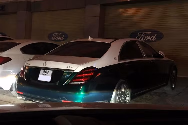 Chiếc xe sang Mercedes-Benz S-Class độ "full bài" siêu sang Mercedes-Maybach S-Class ở Bắc Giang này còn được chủ nhân đầu tư cho bộ áo hai màu là xanh lá ở nửa thân dưới và nửa thân trên là màu trắng rất đẹp mắt và cá tính.