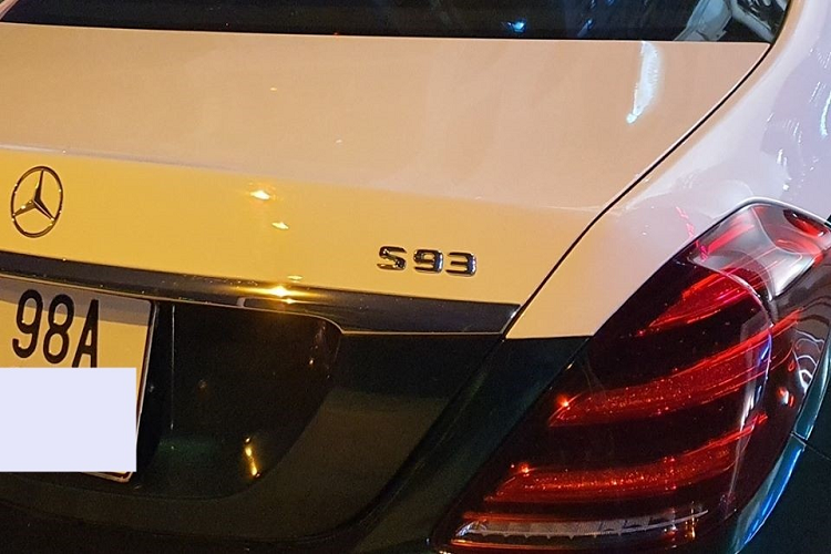 Điều này cũng được một chủ xe Mercedes-Benz S-Class tại Bắc Giang áp dụng cho chiếc xe sang của mình. Nhìn sơ qua bản độ này khá "full bài" Mercedes-Maybach S-Class thế hệ mới nhất bao gồm lưới tản nhiệt nan dọc, mâm đa chấu kép, logo Maybach ở các bánh xe, lưới tản nhiệt hay bên hông trụ C.