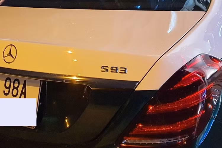 Điều này cũng được một chủ xe Mercedes-Benz S-Class tại Bắc Giang áp dụng cho chiếc xe sang của mình. Nhìn sơ qua bản độ này khá "full bài" Mercedes-Maybach S-Class thế hệ mới nhất bao gồm lưới tản nhiệt nan dọc, mâm đa chấu kép, logo Maybach ở các bánh xe, lưới tản nhiệt hay bên hông trụ C.