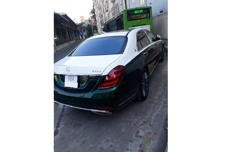 Sẽ không có chuyện gì đáng nói nếu phía đuôi xe của chiếc xe sang Mercedes-Benz S-Class độ body kit của bản Mercedes-Maybach S-Class thế hệ mới nhất không xuất hiện cái logo S93 gây khó hiểu. Hiện tại, giá xe Mercedes-Benz dành cho phiên bản S-Class là từ 4,299 tỷ đồng. Trong khi đó, chiếc xe siêu sang Mercedes-Maybach S-Class rẻ nhất đã có giá bán 7.469 tỷ đồng và đắt nhất là 14.899 tỷ đồng.