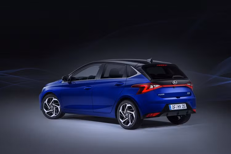 Về mặt ngoại thất, mẫu xe hatchback Hyundai i20 sở hữu thiết kế năng động với chiều cao thấp hơn phiên bản trước đây 24 mm, bề rộng tăng thêm 30 mm và dài hơn khoảng 5 mm. Chiều dài trục cơ sở của xe tăng thêm 10 mm, giúp mở rộng không gian cho hàng ghế phía sau.