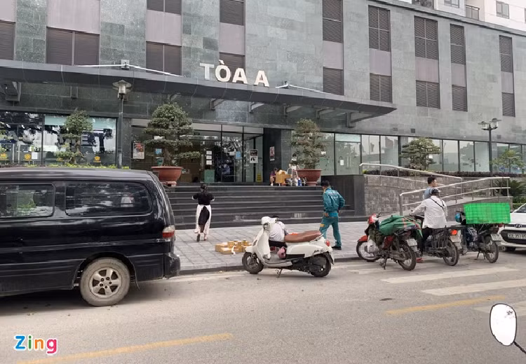 Nam shipper bi hanh hung vi nhuc ma tai xe, dap pha o to-Hinh-2