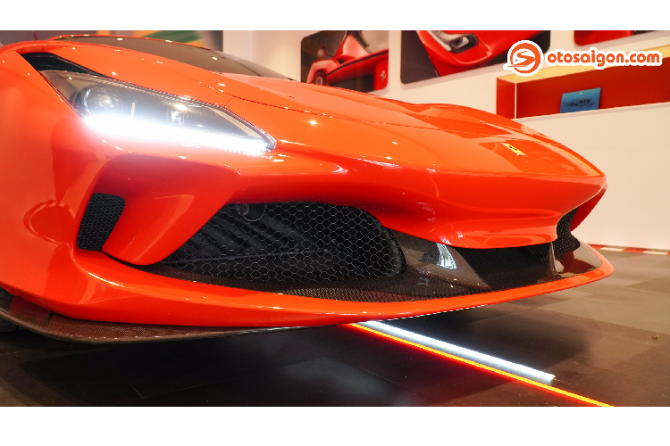 Thiết kế của siêu xe Ferrari luôn mang một vẻ đẹp hấp dẫn ở mọi thời đại. Mặc dù được đổi mới toàn diện về thiết kế nhưng tổng thể của Ferrari F8 Tributo vẫn có mối liên hệ với dòng 488 GTB, đặc biệt là chiếc 488 Pista chứ không khác biệt kiểu “một trời, một vực”. Những ai yêu xe Ferrari chắc chắn sẽ nhận ra khi xem hình ảnh này.