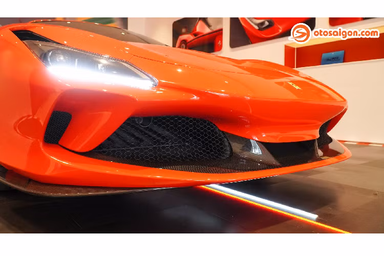 Thiết kế của siêu xe Ferrari luôn mang một vẻ đẹp hấp dẫn ở mọi thời đại. Mặc dù được đổi mới toàn diện về thiết kế nhưng tổng thể của Ferrari F8 Tributo vẫn có mối liên hệ với dòng 488 GTB, đặc biệt là chiếc 488 Pista chứ không khác biệt kiểu “một trời, một vực”. Những ai yêu xe Ferrari chắc chắn sẽ nhận ra khi xem hình ảnh này.